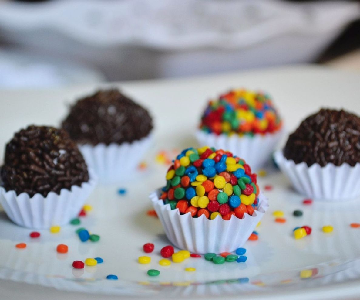 Manos preparando moldes para chocolate con precisión